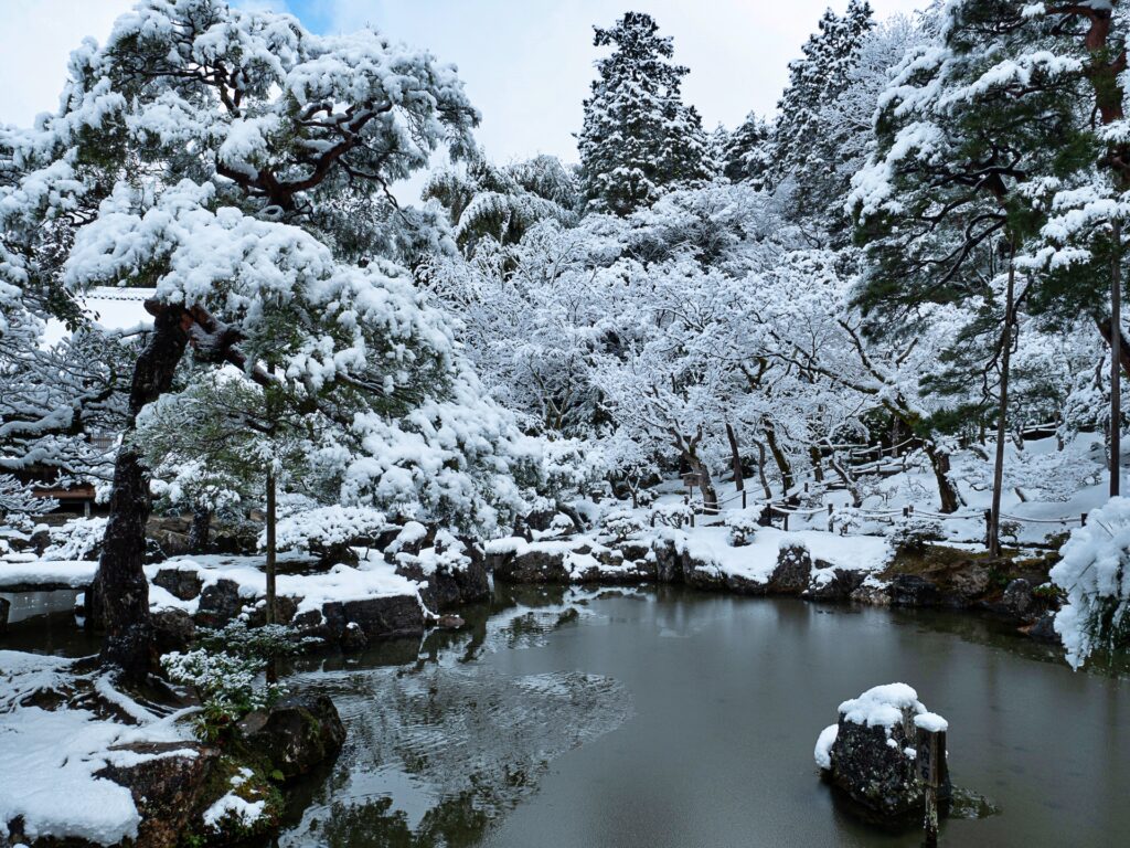 雪の銀閣寺　庭園