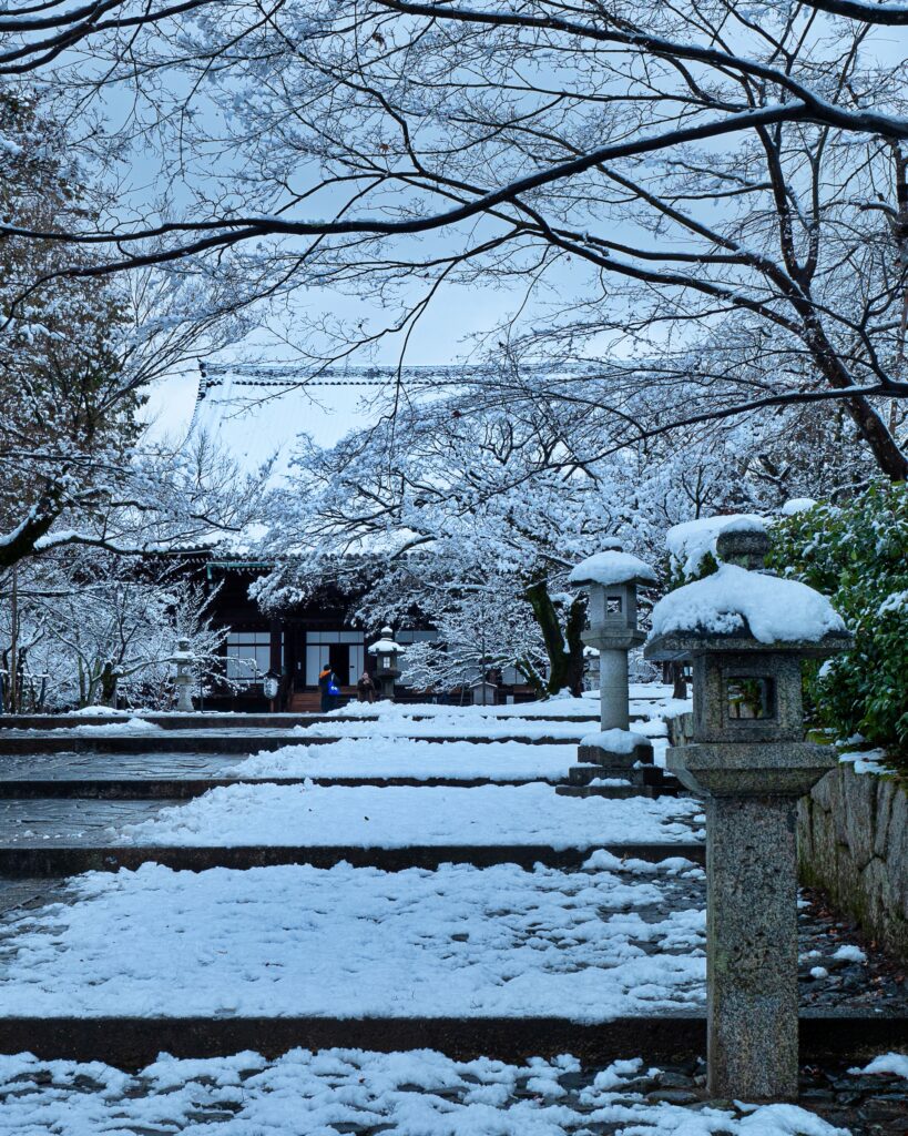 雪の真如堂　参道