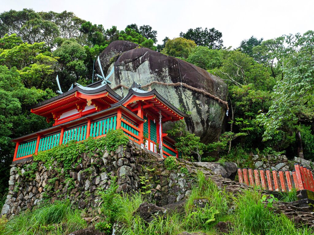 神倉神社　ゴトビキ岩と拝殿