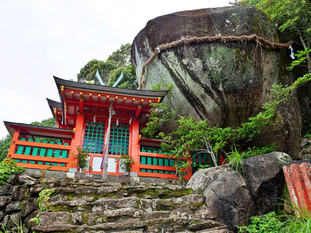 神倉神社　ゴトビキ岩と拝殿