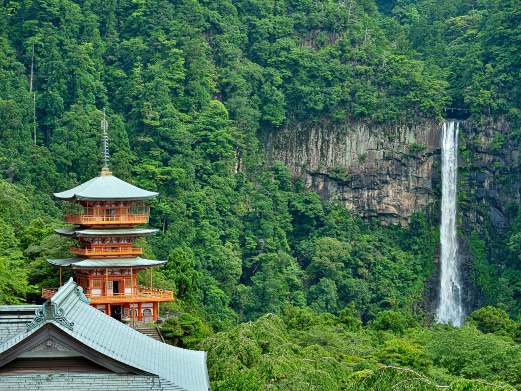 青岸渡寺　三重塔と那智の滝