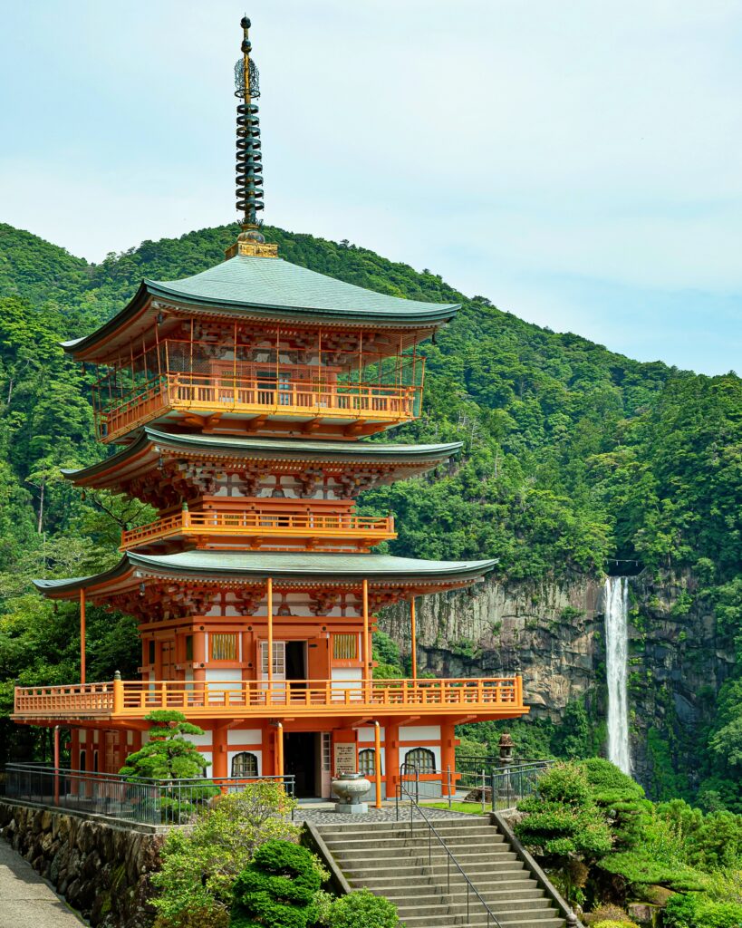 青岸渡寺　三重塔と那智の滝