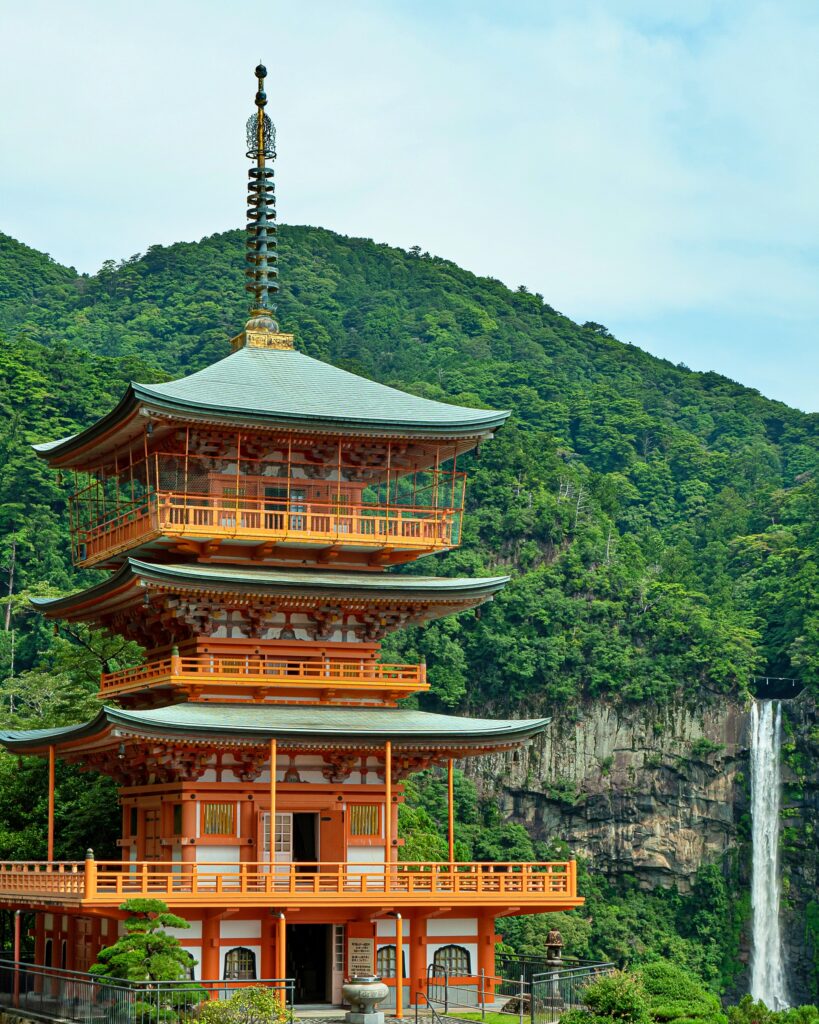 青岸渡寺　三重塔と那智の滝