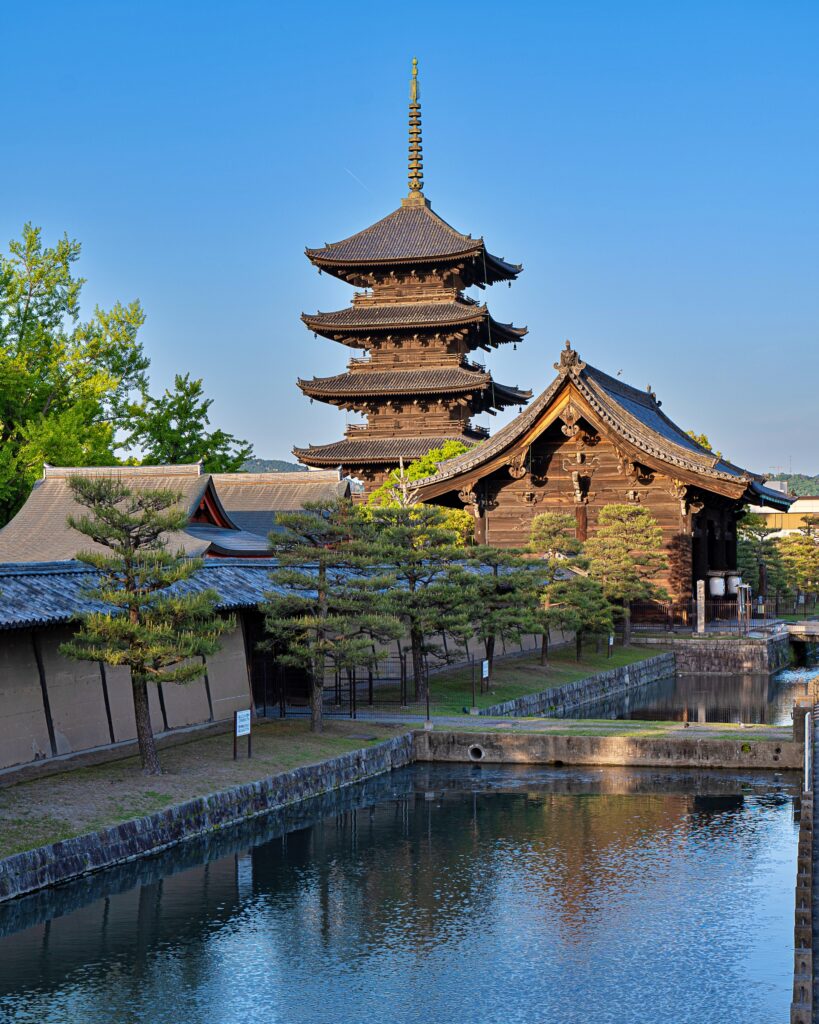 東寺　五重塔　歩道橋より