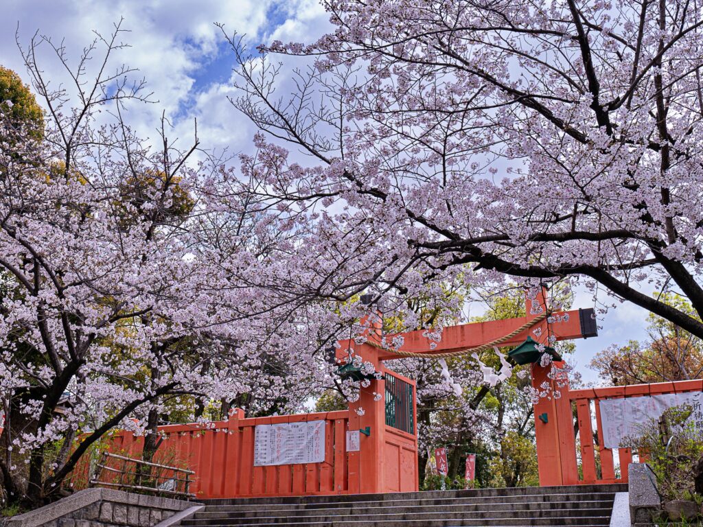 生國魂神社の桜　冠木門