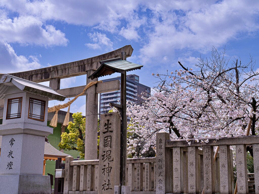 生國魂神社の桜　大鳥居