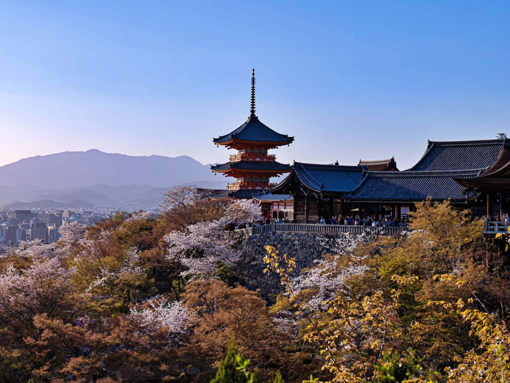 清水寺　三重塔・本堂・桜